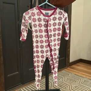 Kicker snap up with ruffles